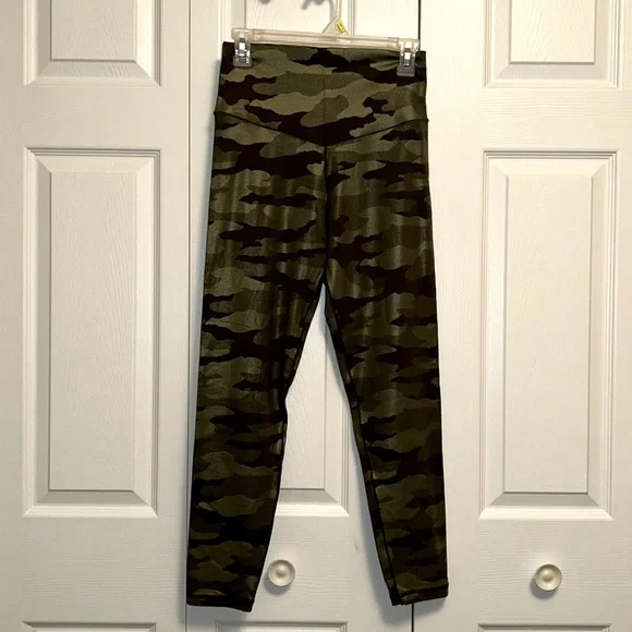 OFFLINE by Aerie Real Me High Waisted Camo Legging Olive Daze. Size L - Picture 2 of 6